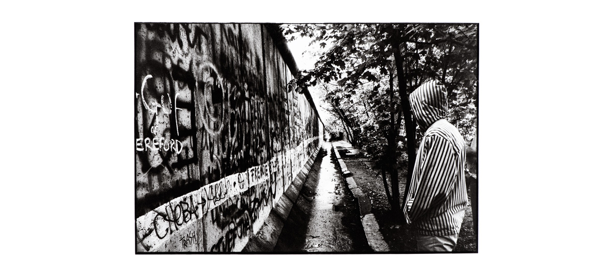 B&W shot of the Berlin Wall wit wide perpective to vanishing point from 1987