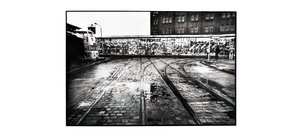 The promise - B&W shot of a section of the Berlin Wall from 1987