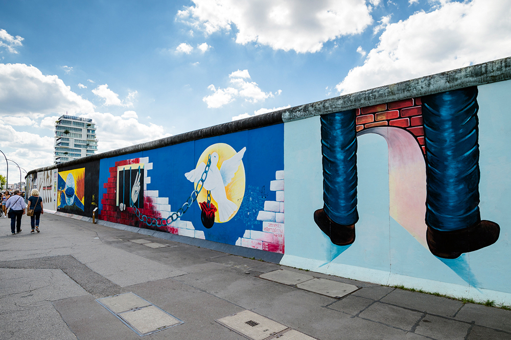 Wide angle shot of a section of the Berlin Wall at Eastside Gallery