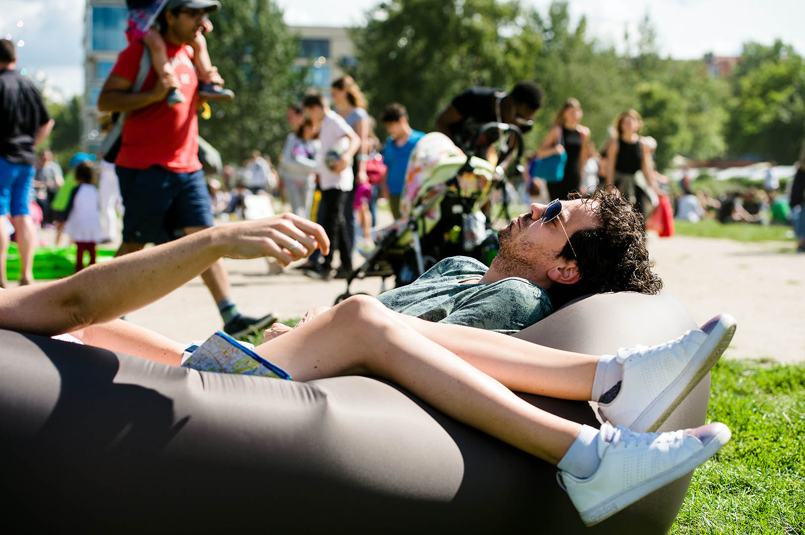 Relaxing Sunday afternoon in Berlin Mauerpark